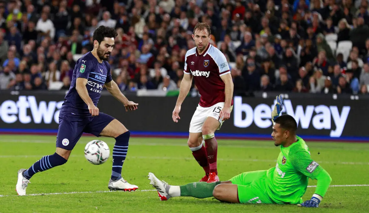Penjaga gawang West Ham United Alphonse Areola (kanan) melakukan penyelamatan di depan pemain Manchester City Ilkay Gundogan (kiri) pada pertandingan Piala Liga Inggris di London Stadium, London, Inggris, 27 Oktober 2021. Manchester City kalah lewat adu penalti. (AP Photo/Ian Walton)