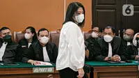 Terdakwa kasus pembunuhan berencana Nofriansyah Yosua Hutabarat atau Brigadir J, Putri Candrawathi bersiap menjalani sidang vonis di Pengadilan Negeri Jakarta Selatan, Senin (13/2/2023). Sebelumnya, sang suami Ferdy Sambo divonis hukuman mati oleh majelis hakim. (Liputan6.com/Faizal Fanani)