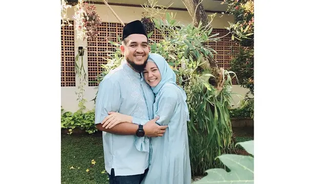 Jarang Tersorot, Ini 7 Potret Mesra Dewi Sandra dan Suami