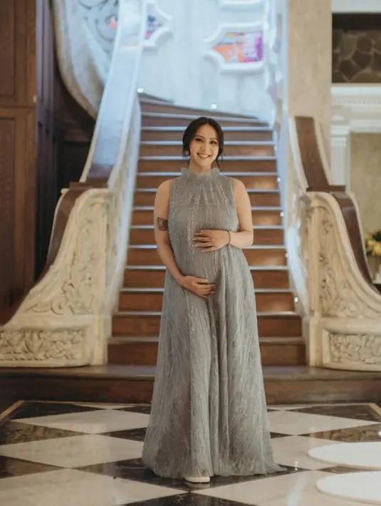 Dress tersebut memiliki aksen bordiran dengan kerah tinggi organza. Rambutnya disanggul modern dengan bagian depan belah tengah. Wajahnya dipoles natural.  [@clairineclay]