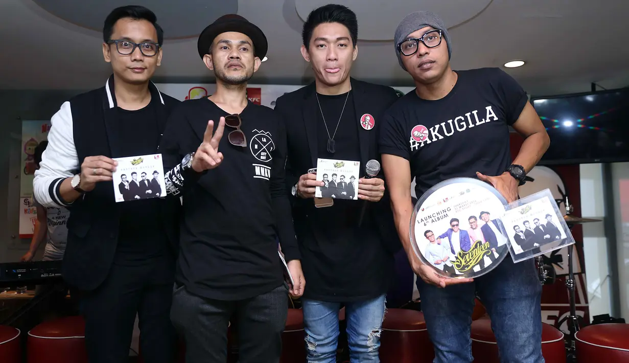 Lounching album ke-6 Seventeen bertajuk Pantang Mundur di kawasan Tugu Tani, Jakarta Pusat, Kamis (31/3/2016). (Nurwahyunan/Bintang.com)