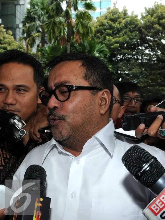 Rano Karno menjawab pertanyaan wartawan, Jakarta, Jumat (22/1). Rano mengakui bahwa Direktur Utama PT Banten Global Development Ricky Tampinongkol pernah melaporkan ada permintaan Rp10 miliar dari anggota DPRD Banten. (Liputan6.com/Helmi Afandi)