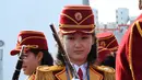 Ekspresi pemandu sorak Korea Utara jelang upacara penyambutan atlet asal negaranya di Desa Olimpiade, Gangneung, Korea Selatan, Kamis (8/2). (JUNG Yeon-Je / AFP)