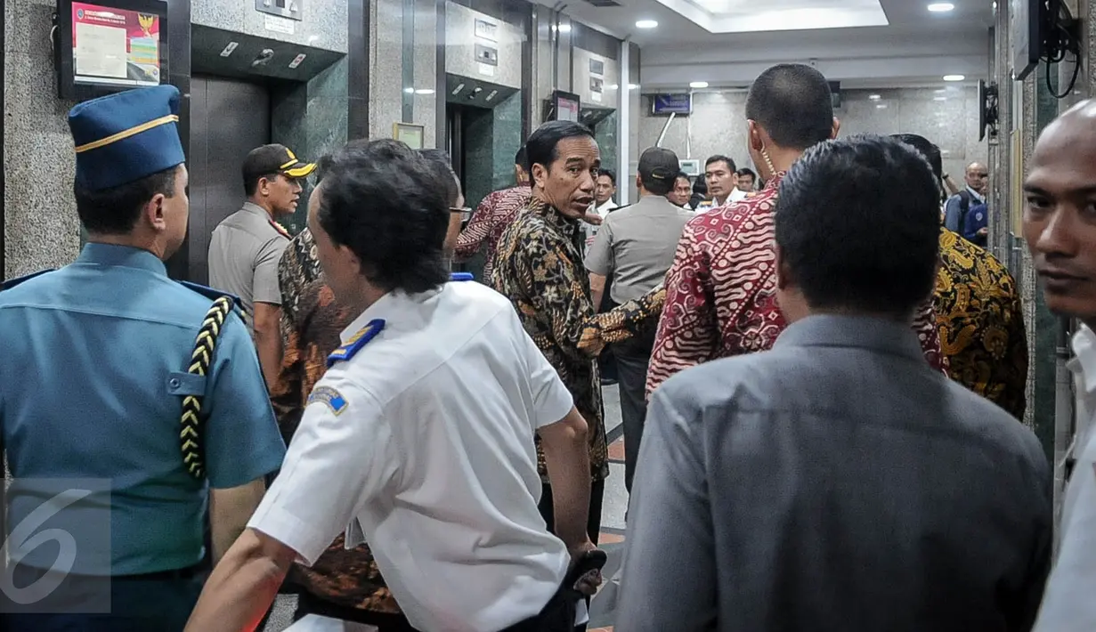 Presiden Jokowi mendatangi kantor Kementerian Perhubungan, Jakarta, Selasa (11/10).  Jokowi mendatangi Kemenhub saat Operasi Tangkap Tangan (OTT) yang dilakukan Polri terkait praktek pungli perizinan kapal. (Liputan6.com/Faizal Fanani)