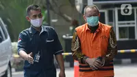 Mantan Sekretaris MA, Nurhadi dikawal petugas akan menjalani pemeriksaan di Gedung KPK, Jakarta, Rabu (17/6/2020). Nurhadi diperiksa sebagai saksi untuk menantunya Rezky Hebriyono terkait kasus dugaan suap gratifikasi pengurusan perkara di Mahkamah Agung Tahun 2011-2016. (merdeka.com/dwi narwoko)