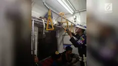 Tak ingin berdesakan dengan penumpang lain, seorang pria memilih tidur di tempat penyimpanan barang.