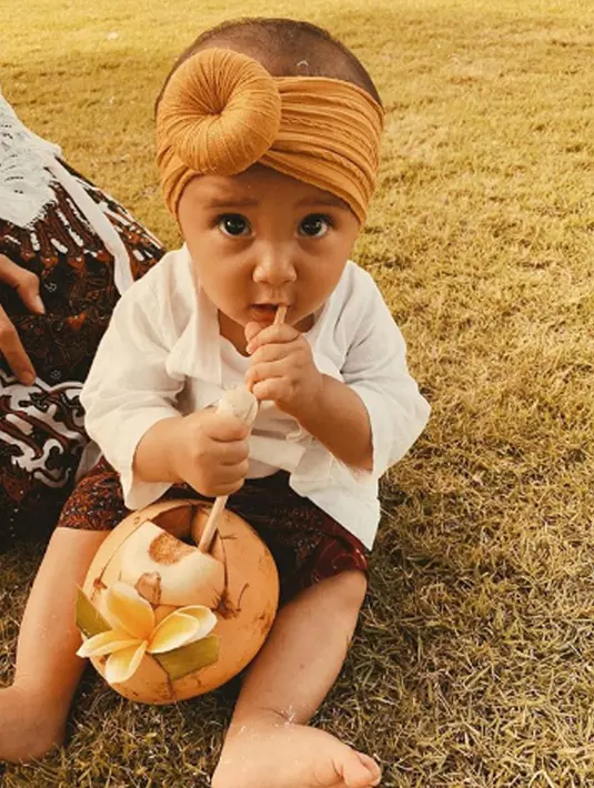 Sering terlihat menggunakan bandana, Surinala semakin terlihat menggemaskan. (Liputan6.com/IG/putrimarino)