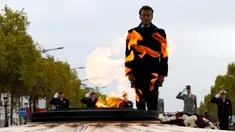 Presiden Prancis Emmanuel Macron berdiri di Makam Prajurit Tak Dikenal selama upacara di Arc de Triomphe, Paris, Prancis, 11 November 2022. Upacara ini digelar untuk menandai peringatan 104 tahun Gencatan Senjata 11 November 1918 yang mengakhiri Perang Dunia I. (Gonzalo Fuentes/Pool via AP)