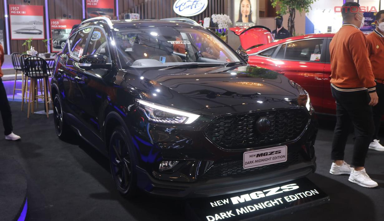 <p>Diawali dengan MG ZS Dark Midnight Edition yang tak luput dari jepretan kamera ketika sedang melewati booth MG. Tampilannya begitu sangar dan misterius karena kelir hitam yang menyelimitu sekujur tubuhnya. Tak ada ornamen berwarnya selain hitam di sekujur body kecuali roofrail yang berwarna silver.</p>