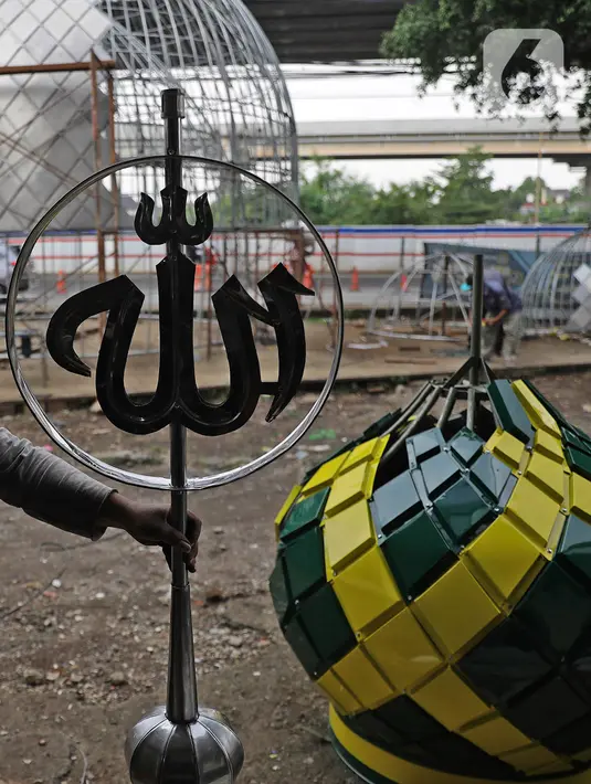 Pekerja menyelesaikan pembuatan kubah masjid di kawasan Kalimalang, Jakarta, Kamis (15/4/2021). Berbeda dengan Ramadhan tahun lalu, pada tahun ini mulai banyak pesanan pembuatan kubah untuk masjid dan musala tiga bulan menjelang Ramadhan. (Liputan6.com/Herman Zakharia)