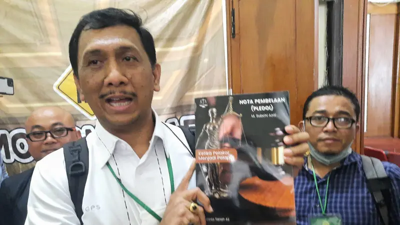 Kuasa hukum terdakwa Moch Subechi Azal Tsani (MSAT) alias Bechi, Gede Pasek Suardika atau akrab disapa GPS, menunjunkkan nota pledoi kliennya di PN Surabaya. (Dian Kurniawan/Liputan6.com)