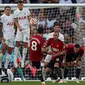 Pemain Manchester United, Bruno Fernandes (8) melakukan tendangan bebas ke arah gawang Tottenham Hotspur pada laga pekan kedua Liga Inggris 2023/2024 di Tottenham Hotspur Stadium, London, Inggris, Minggu (20/08/2023) WIB. (AFP/Adrian Dennis)