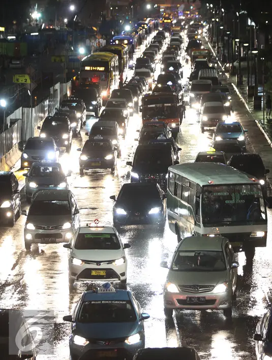 Sejumlah kendaraan terjebak kemacetan di kawasan Thamrin, Jakarta, Senin (18/4/2016). Akibat hujan mengguyur Jakarta hampir 2 jam, Lalu lintas Jalan Thamrin mengarah Sudirman macet mengular.(Liputan6.com/Faizal Fanani)
