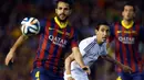 Mantan gelandang Barcelona, Cesc Fabregas (kiri) berusaha mempertahankan penguasaan bola dari pemain Real Madrid, Angel Di Maria saat berlaga di final Piala Raja, di stadion Mestalla, Valencia (17/4/2014). (REUTERS/Sergio Perez)