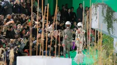 Model berjalan di atas catwalk mengenakan rancangan koleksi Fall/Winter 2019 dari brand Off-White pada Paris Fashion Week, Rabu (16/1). Dalam perhelatan itu, sejumlah model mengenakan helm futbol, saat melenggang di catwalk. (AP/Michel Euler)