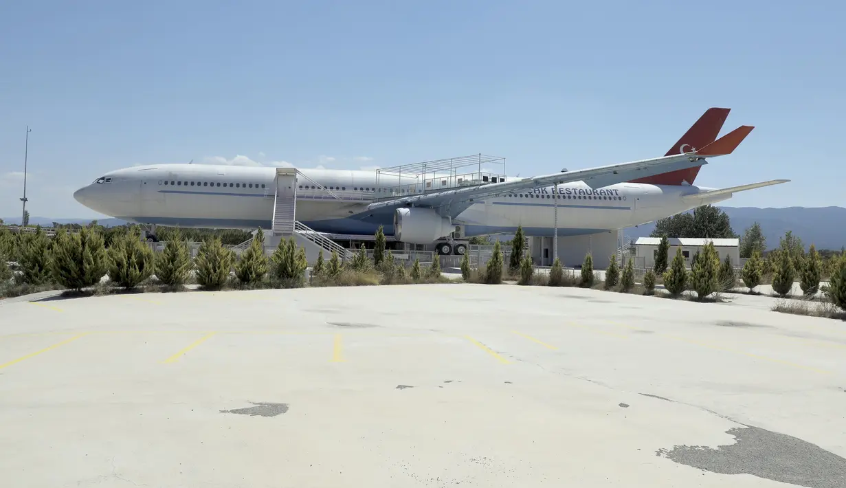 Restoran pesawat berukuran besar yang terletak di Distrik Burhaniye, Provinsi Balikesir, Turki, 4 Agustus 2020. Restoran terbesar di Turki itu, yang dialihfungsikan dari pesawat Airbus tua, dijual seharga 1,4 juta dolar AS (1 dolar AS = Rp14.697), kata seorang agen properti. (Xinhua/Osman Orsal)