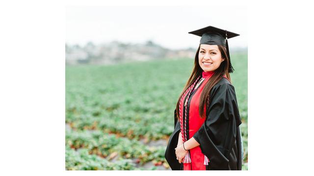 Wanita Ini Foto Wisuda di Ladang Buah Bersama Orang Tua, Kisahnya Bikin Haru