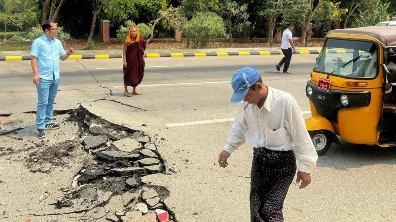 Warga melihat kerusakan jalan di Naypyidaw pada 28 Maret 2025, setelah gempa bumi di Myanmar bagian tengah. (Dok: AFP/Sai Aung Main)