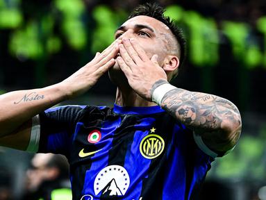 Sepanjang sejarah klub, tercatat hanya ada tiga pemain asing Inter Milan yang mampu mengoleksi di atas 100 gol di ajang Serie A Liga Italia. Dari ketiganya, dua pemain tercatat berasal dari Argentina dan salah satunya kini masih aktif bermain untuk Inter Milan. Berikut daftar ketiga pemain hebat tersebut. (AFP/Piero Cruciatti)