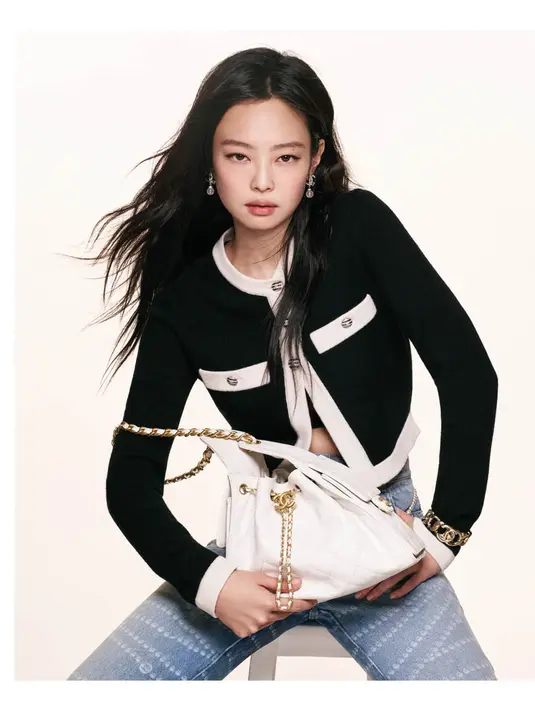 Tak lama setelah pengumuman Dua Lipa, CHANEL kembali menghadirkan duta global mereka, Jennie BLACKPINK, sebagai wajah terbaru kampanye CHANEL 25. Dijuluki sebagai ‘Human Chanel’, Jennie telah menjadi duta rumah mode Prancis ini sejak 2017 dan terus memperkuat citranya sebagai ikon fashion. [Dok/CHANEL].