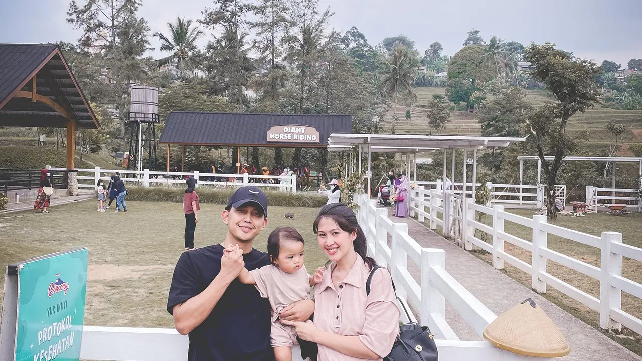 Menanti 8 Tahun, Ini 7 Potret Kompak Indra Sinaga dan Istri Asuh Buah Hati