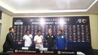 Widodo Cahyono Putro (ketiga dari kiri) saat jumpa pers jelang Bali United melawan Tampines Rovers (Liputan6.com/Dewi Divianta)