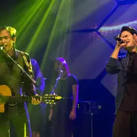 Album yang mempersembahkan karya-karya terbaik Piyu selama berkarir di industri musik bertajuk ‘The Best Cuts Of Piyu’ dirilis oleh Piyu dengan menggandeng 11 penyanyi jebolan ajang pencarian bakat. (Dezmond Manullang/Bintang.com)