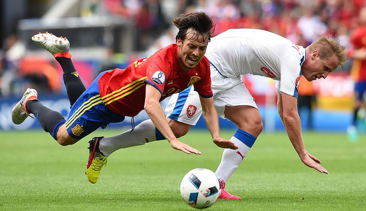 Gelandang Spanyol, David Silva, berteriak saat dijatuhkan bek Republik Ceska, David Limbersky. Pada laga itu wasit hanya mengeluarkan satu buah kartu kuning untuk pemain Republik Ceska. (AFP/Nicolas Tucat)