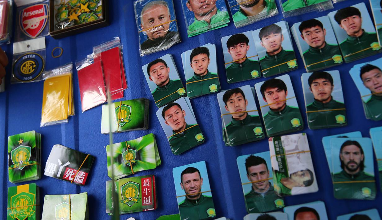 Merchandise klub Beijing Guoan FC seperti kartu dan stiker dijual di sekitar area stadion.(EPA/Wu Hong)