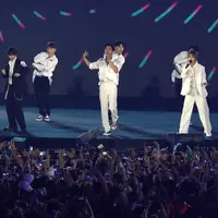 Boy band Korea Selatan, Super Junior tampil pada upacara penutupan Asian Games 2018 di Stadion Gelora Bung Karno, Jakarta, Minggu (2/9). Mereka membawakan lagu Sorry Sorry, Mr. Simple, dan Bonamana. (Liputan6.com/Helmi Fithriansyah)