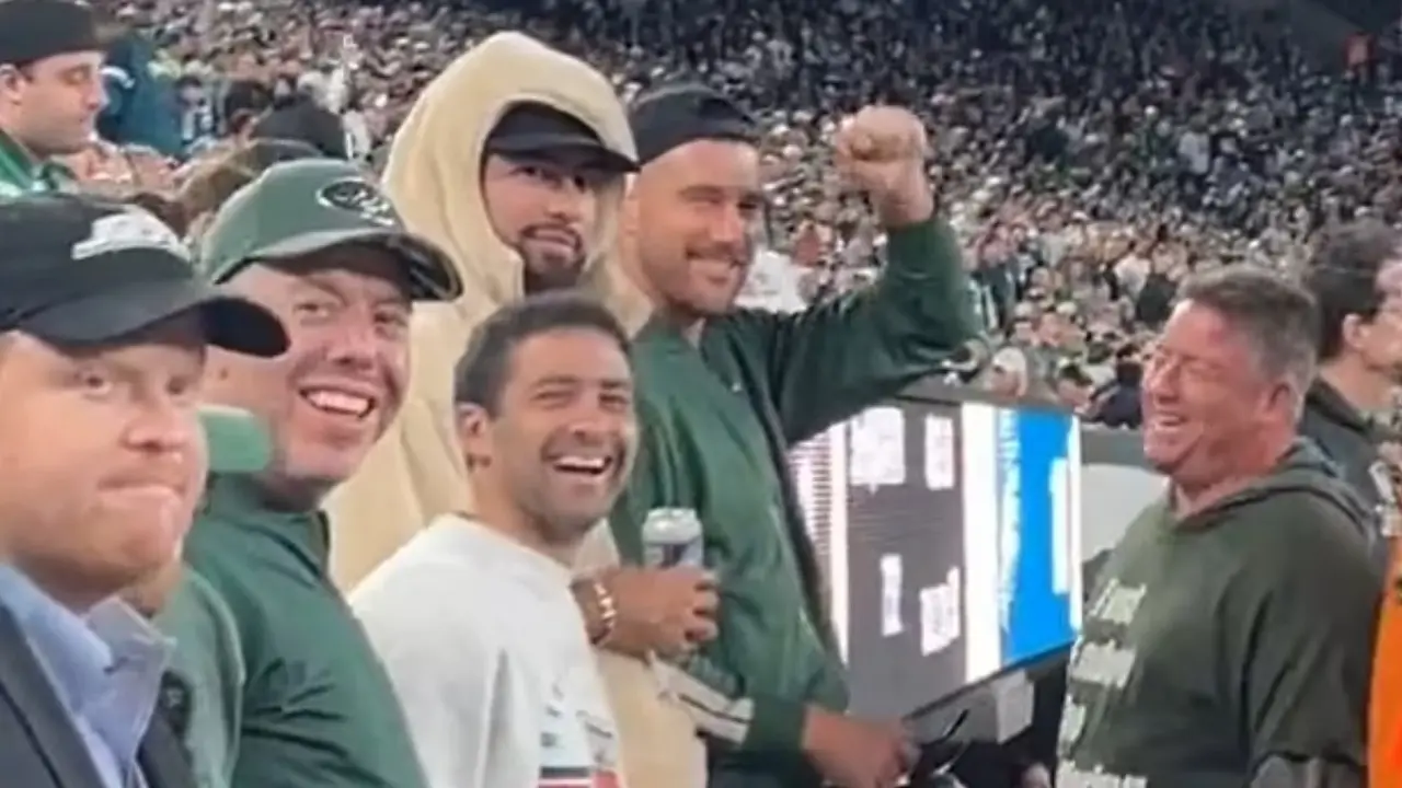 Nonton Pertandingan Tanpa Taylor Swift, Travis Kelce Semringah Diberi Gelang oleh Fans