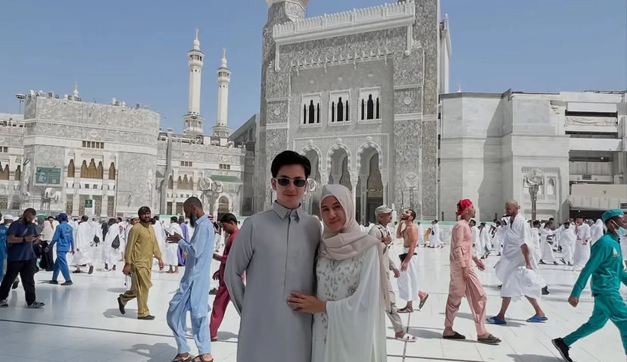 Angga dan Shenina Cinnamon juga menjadi lebaran pertama mereka sebagai suami istri. Mereka pun menjalani umrah, Shenina dan Angga pub mengenakan gamis. [@angga]