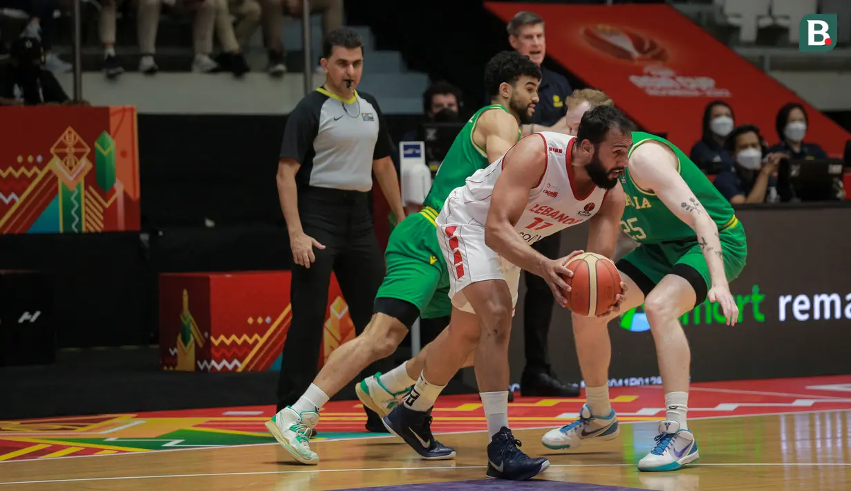 Pemain Timnas Basket Lebanon, Ali Haidar (tengah) berusaha melewati pemain Timnas Basket Australia saat laga final FIBA Asia Cup 2022 antara Timnas Basket Lebanon melawan Timnas Basket Australia di Istora Senayan, Jakarta, Minggu (24/7/2022). Australia menang atas Lebanon 75-73. (Bola.com/Bagaskara Lazuardi)