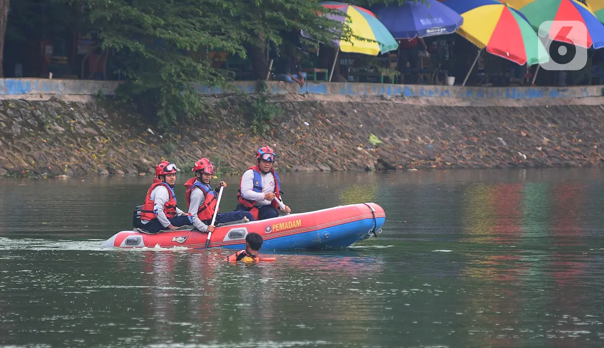 BPBD DKI Jakarta menyiagakan tim reaksi cepat penanganan bencana di lima wilayah Jakarta. (merdeka.com/Imam Buhori)