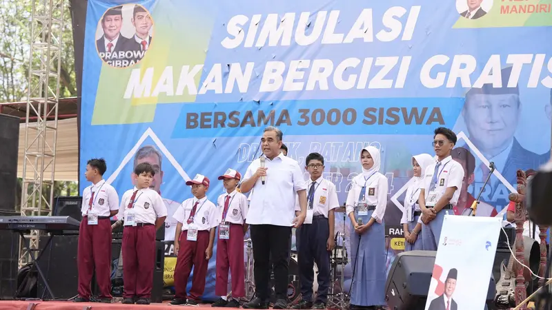 Wakil Ketua MPR RI Ahmad Muzani menghadiri simulasi pelaksanaan program makan bergizi gratis terhadap 3 ribu siswa SD, SMP, SMA di Kabupaten Batang, Jawa Tengah, Rabu (18/9/2024).