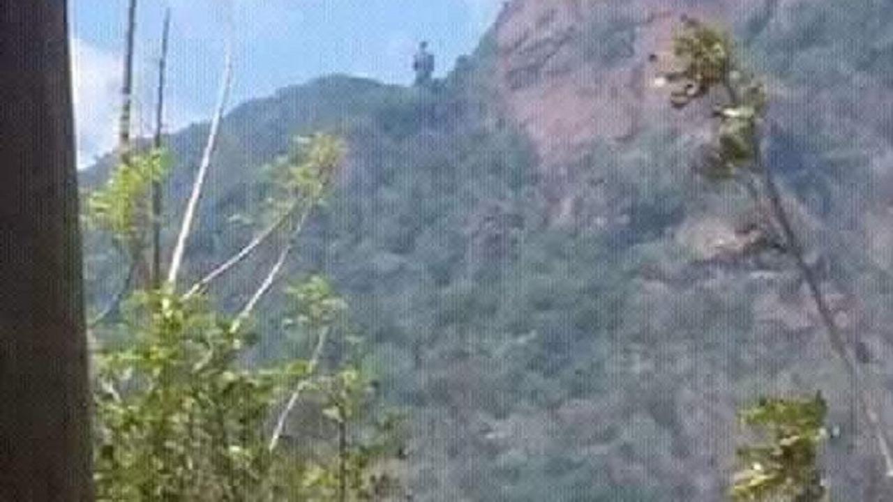 Situs Batu Lapeddi di puncak pegunungan Pange, Kabupaten Barru diyakini masyarakat sebagai sosok pemburu rusa yang dikutuk menjadi batu (Liputan6.com/ Eka Hakim)