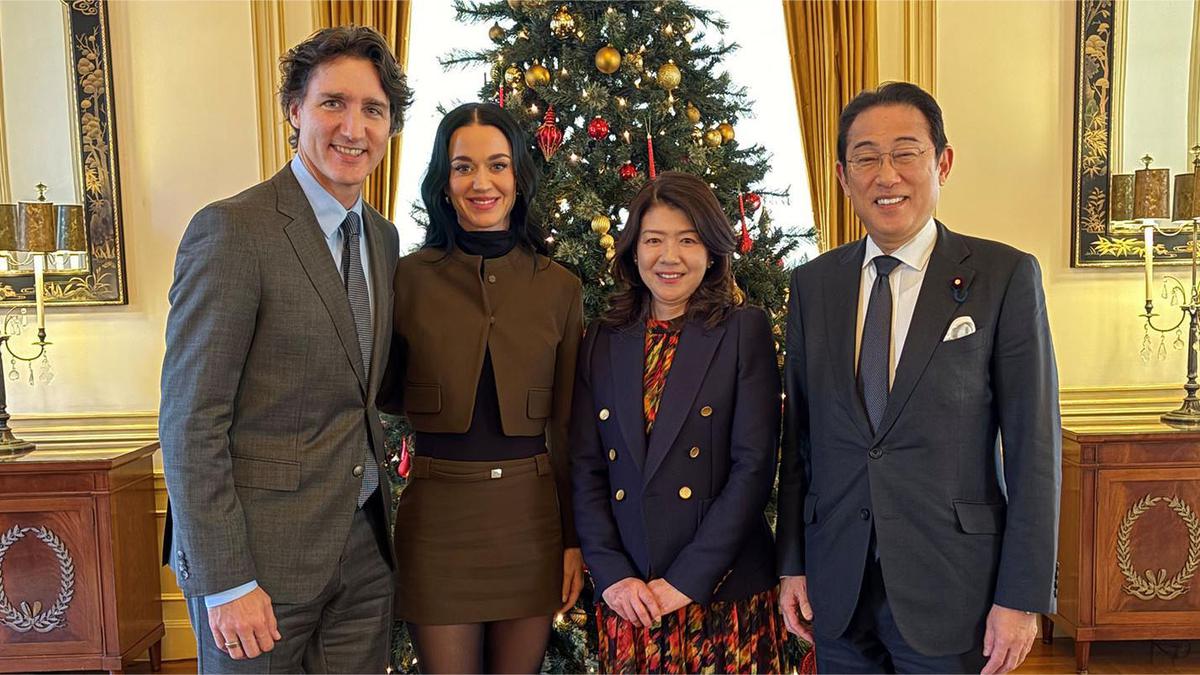 Busana Katy Perry Saat Dampingi Justin Trudeau Temui Mantan PM Jepang Dikritik