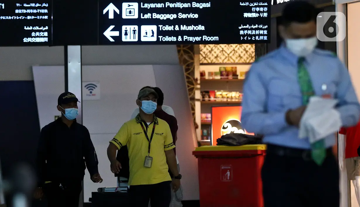 Calon penumpang pesawat menggunakan masker pelindung saat berada di Pintu Kedatangan Terminal 3 Ultimate Bandara Soekarno Hatta, Tangerang, Jumat (31/1/2020). Hal itu dilakukan sebagai antisipasi penularan dan penyebaran virus corona (2019-nCov). (Liputan6.com/Johan Tallo)