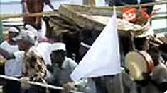 Setelah terhenti 10 tahun,  tradisi antar beras oleh ribuan warga di kabupaten kepulauan aru,  maluku,  kembali digelar.  Tradisi adat,  yang menceritakan hubungan sejarah persaudaraan antar etnis ini,  mendapat perhatian ribuan warga.