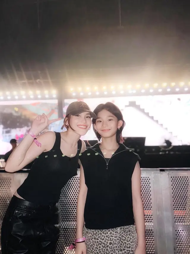 Ayu Ting Ting dan Bilqis: Gaya Kece Nonton Konser SEVENTEEN!