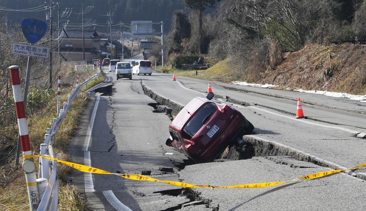 Sejumlah bangunan dilaporkan ambruk, jalan-jalan rusak parah, dan memutus aliran listrik ke sebagian besar rumah dalam suhu yang sangat dingin.  (AP Photo/Hiro Komae)