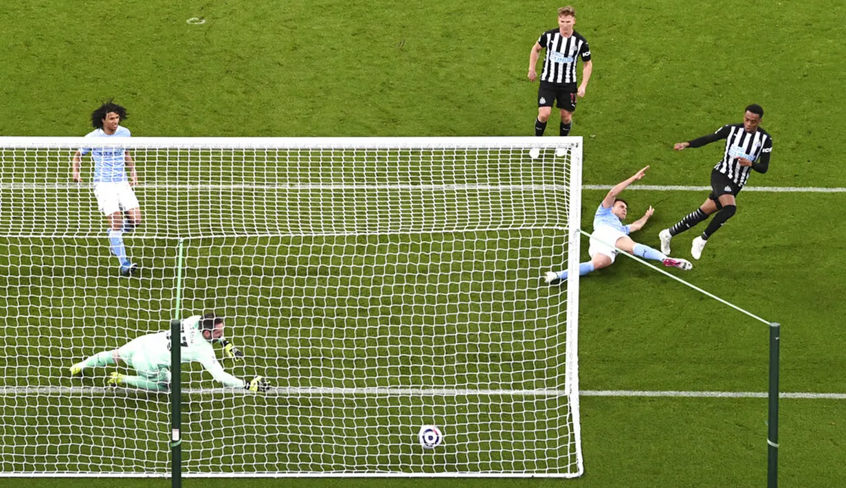 Pemain Newcastle United Joe Willock (kanan) mencetak gol ke gawang Manchester City pada pertandingan Liga Inggris di Stadion St James' Park, Newcastle, Inggris, Jumat (14/5/2021). Hattrick Ferran Torres membawa Manchester City menang 4-3. (Stu Forster/Pool via AP)