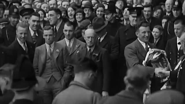 Video klasik yang diunduh dari mcfcvideos ini memperlihatkan bagaimana ribuan warga kota Manchester tumpah di Maine Road menyambut parade kemenangan Manchester City atas Portsmouth di final Piala FA pada tahun 1934.