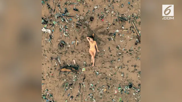 Foto bule perempuan sedang berjemur dengan baju renang kuning sempat menjadi sorotan di pekan lalu. Potret yang diunggah Jordan Simons itu menampilkan sampah yang berserakan di tepi pantai di Bali.