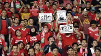 Suporter Timnas Indonesia saat laga melawan Filipina di SUGBK, Jakarta, Minggu (25/11/2018). (Bola.com/Muhammad Iqbal Ichsan)