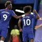 Para pemain Chelsea merayakan gol yang dicetak oleh Willian ke gawang Manchester City pada laga Premier League di Stadion Stamford Bridge, Kamis (25/6/2020). Chelsea menang 2-1 atas Manchester City. (AP Photo/Adrian Dennis)