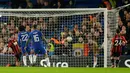 Pemain Chelsea, Willian berhasil mencetal gol ke gawang Bournemouth pada laga perempat final, di Stadion Stamford Bridge, Kamis (21/12). Chelsea menang dramatis dan memastikan lolos ke semifinal dengan skor 2-1. (AP/Alastair Grant)