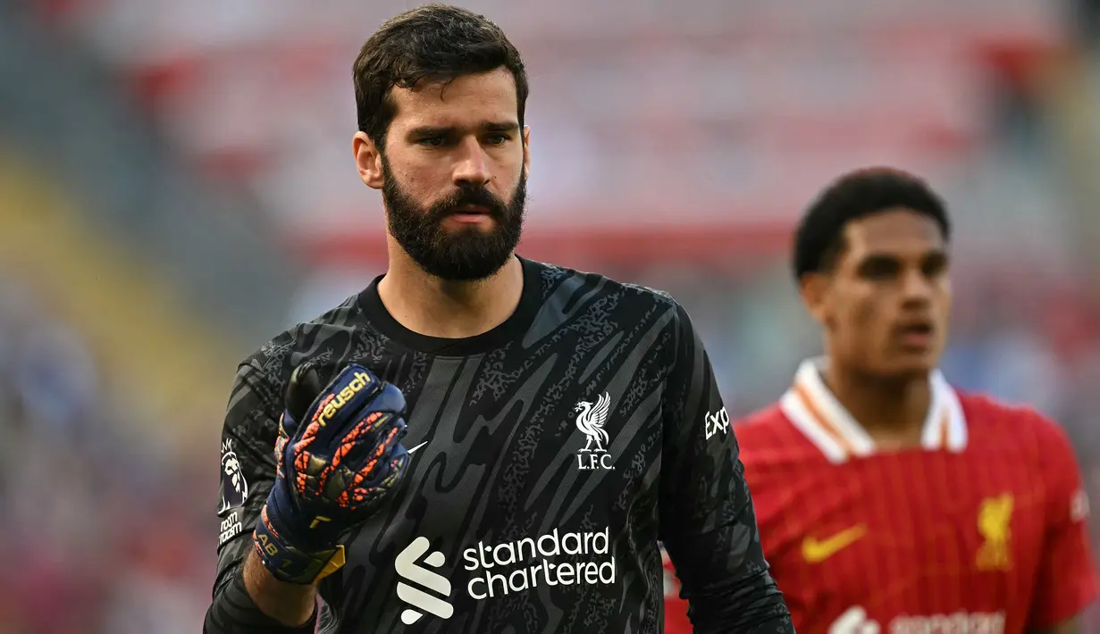 Kiper Brasil yang kini berusia 31 tahun, Alisson Becker didatangkan Liverpool pada awal musim 2018/2019 dari klub Serie A, AS Roma dengan nilai transfer 62,5 juta euro. Tengah menjalani musim ke-7 hingga kini, ia telah tampil dalam 265 laga bareng The Reds di semua kompetisi dengan torehan 116 kali nir-bobol dan kemasukan 236 gol. (AFP/Paul Ellis)