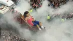 Sebuah boneka raksasa Little Girl Giant bersandar di kursi malas melintasi jalan sepanjang dermaga di Liverpool, Inggris, Minggu (7/10). Boneka itu karya dari kelompok teater jalanan Prancis, Royal de Luxe yang berjudul: Liverpool's Dream (OLI SCARFF/AFP)
