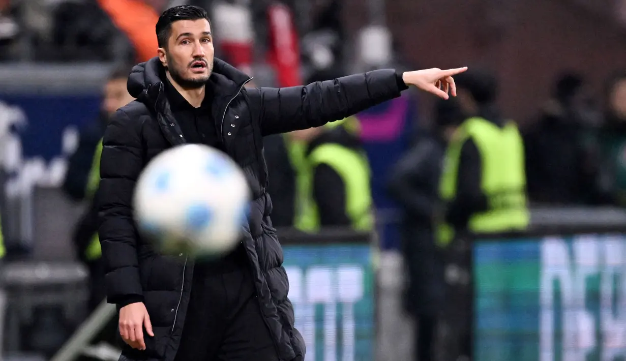 Kekalahan ini semakin membuat Borussia Dortmund tercecer di papan tengah klasemen sementara. The Yellow kini hanya bisa mengumpulkan 25 poin dari 18 laga yang telah dijalani musim ini. (AFP/Kirill Kudryavtsev)